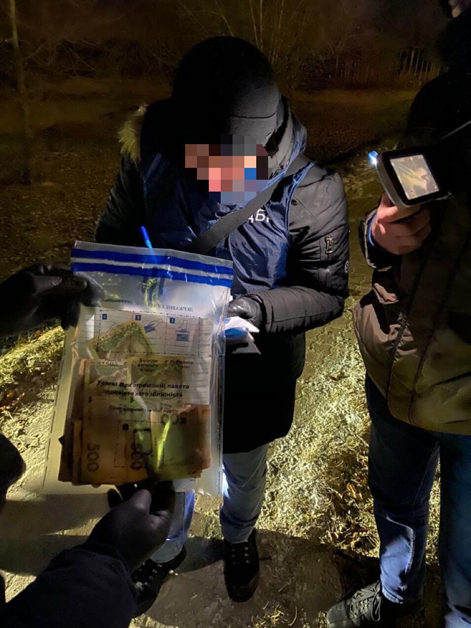 Щомісячна «оплата» за непритягнення до відповідальності – у Києві на хабарі викрито поліцейського (ФОТО)