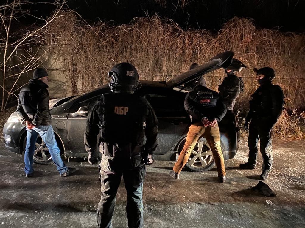 Вимагання 3000 доларів США хабара щомісячно – у Києві затримали трьох поліцейських (ФОТО)