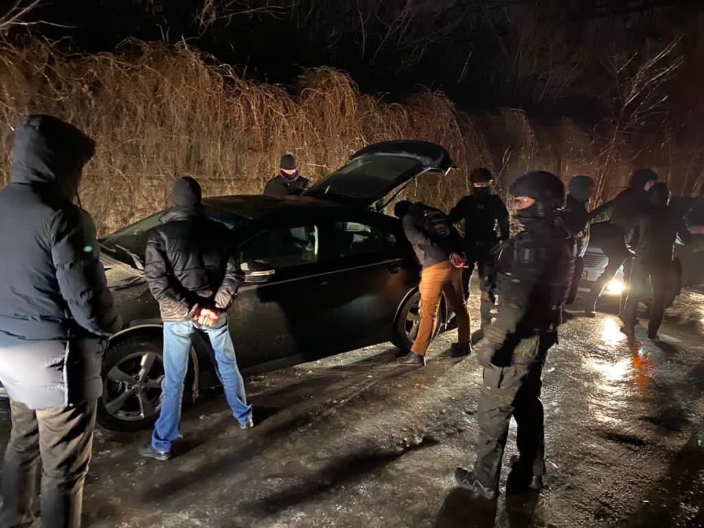 Вимагання 3000 доларів США хабара щомісячно – у Києві затримали трьох поліцейських (ФОТО)