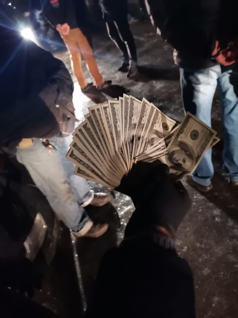 Вимагання 3000 доларів США хабара щомісячно – у Києві затримали трьох поліцейських (ФОТО)