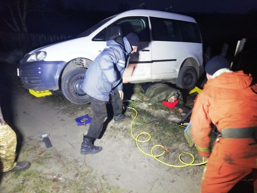 Житомирська область: рятувальники вивільнили чоловіка з-під кузова автомобіля
