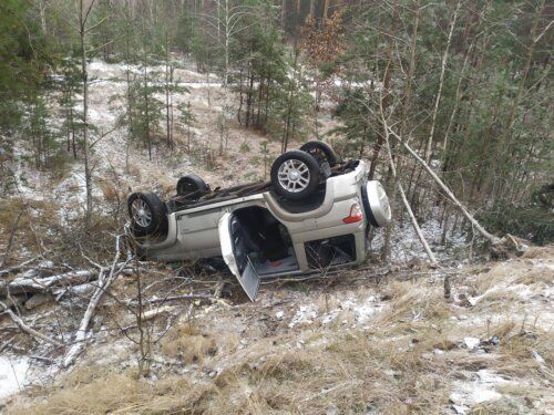 Київська область: унаслідок неспритливих погодних умов автівка опинилась перевернутою у кюветі