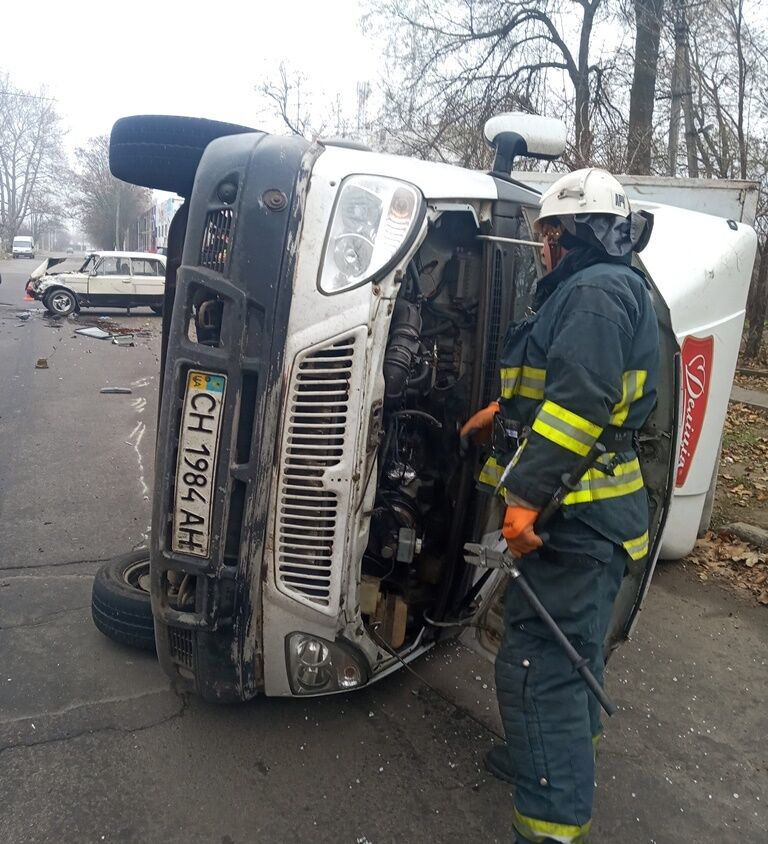 Херсонські рятувальники надавали допомогу водіям пошкодженим у ДТП автівок