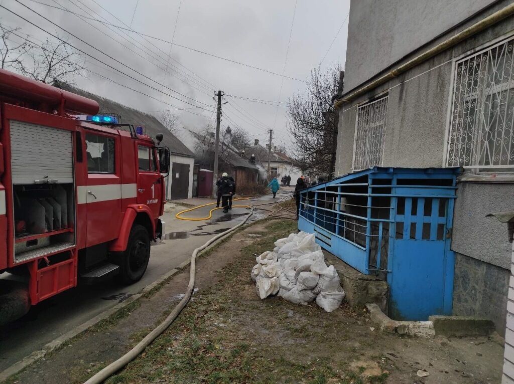 У Житомирі горів дах будинку на двох господарів