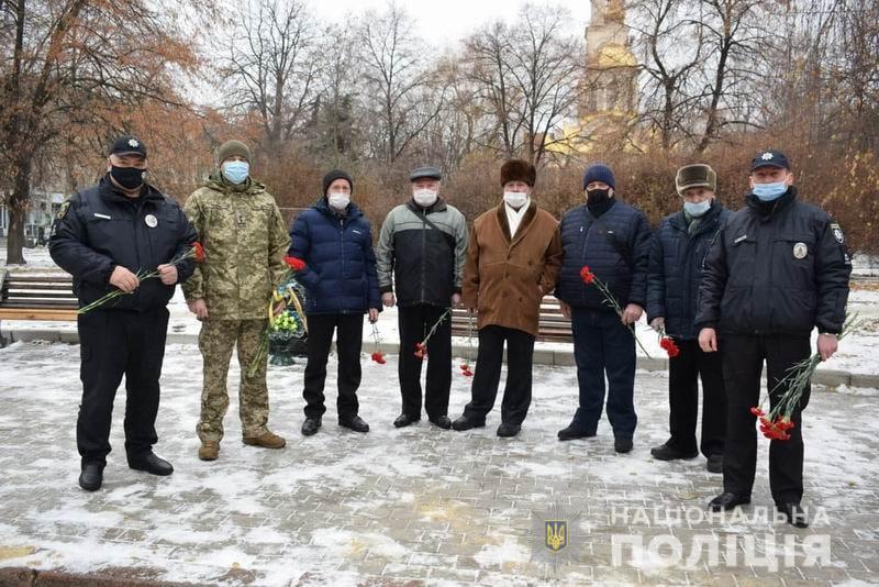 Поліцейські Донеччини вшанували пам'ять учасників ліквідації наслідків чорнобильської трагедії
