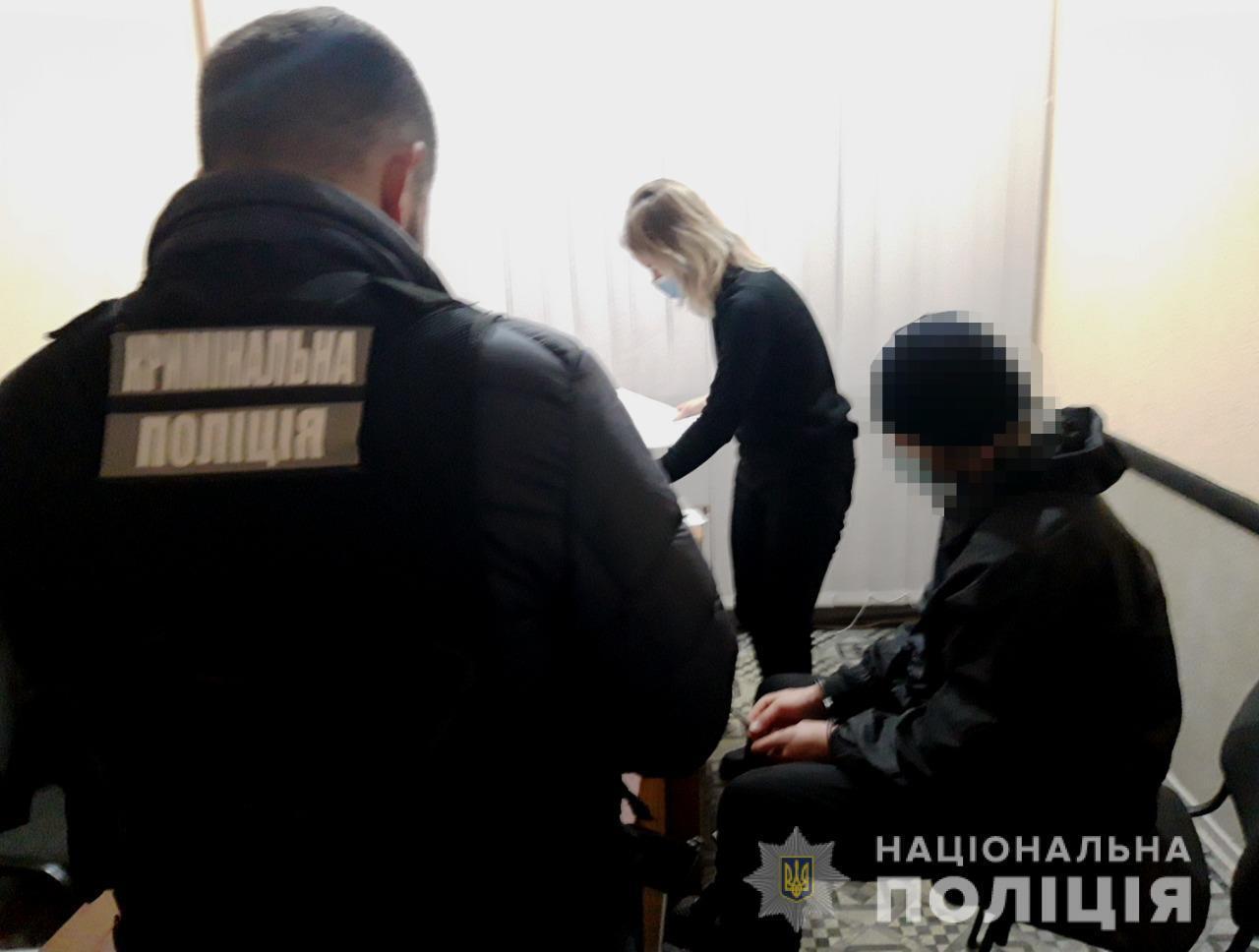 На Одещині поліцейські затримали 23-річного молодика за підозрою у сексуальному насильстві щодо малолітньої дівчинки