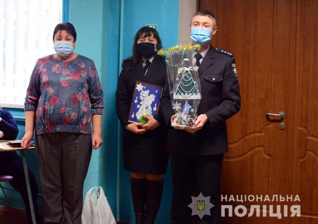 Поліцейські Донеччини підтримали  у День святого Миколая дітей з прифронтових селищ та шкіл-інтернатів
