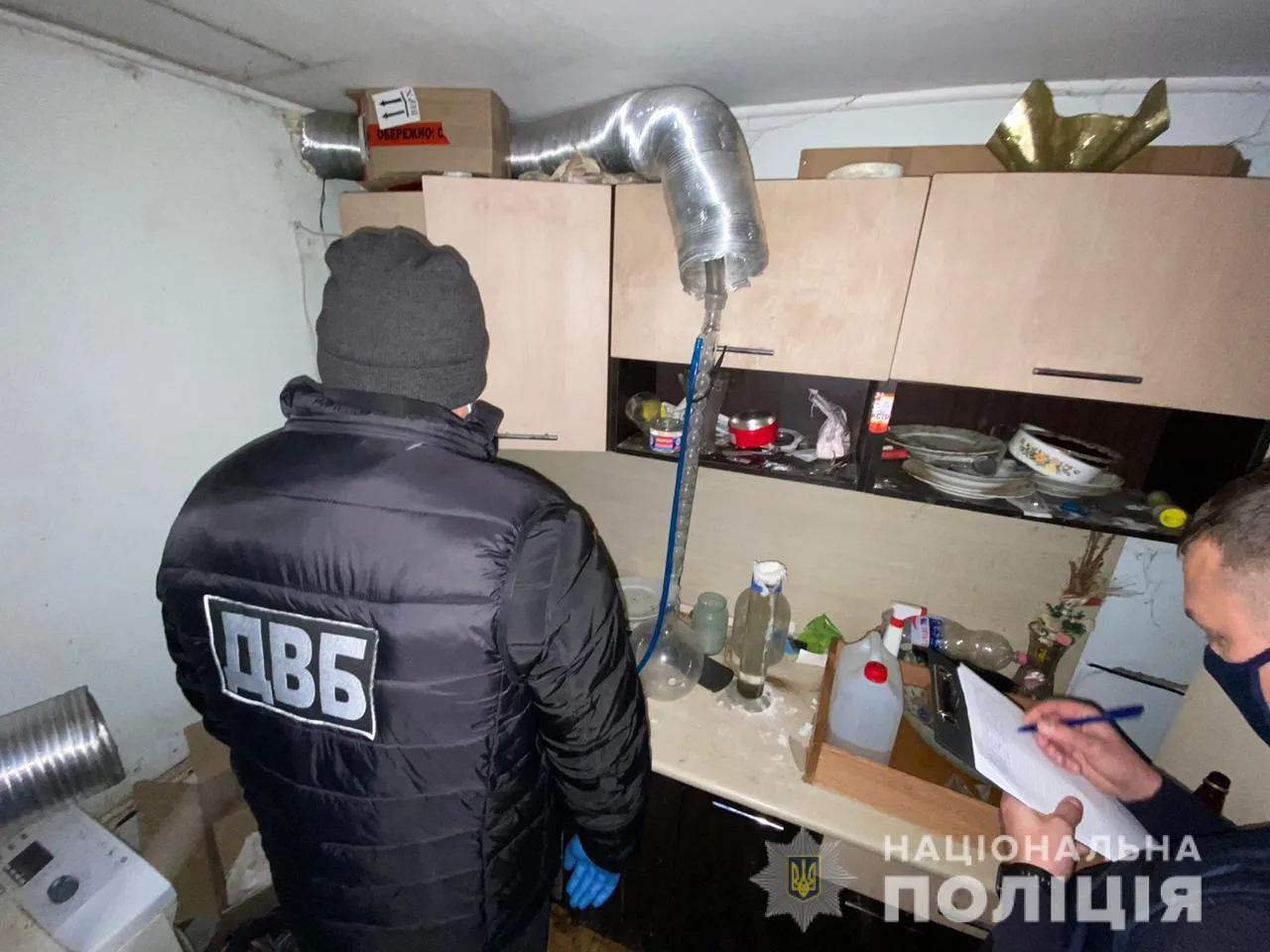 На Хмельниччині поліція затримала чоловіка на збуті наркотиків