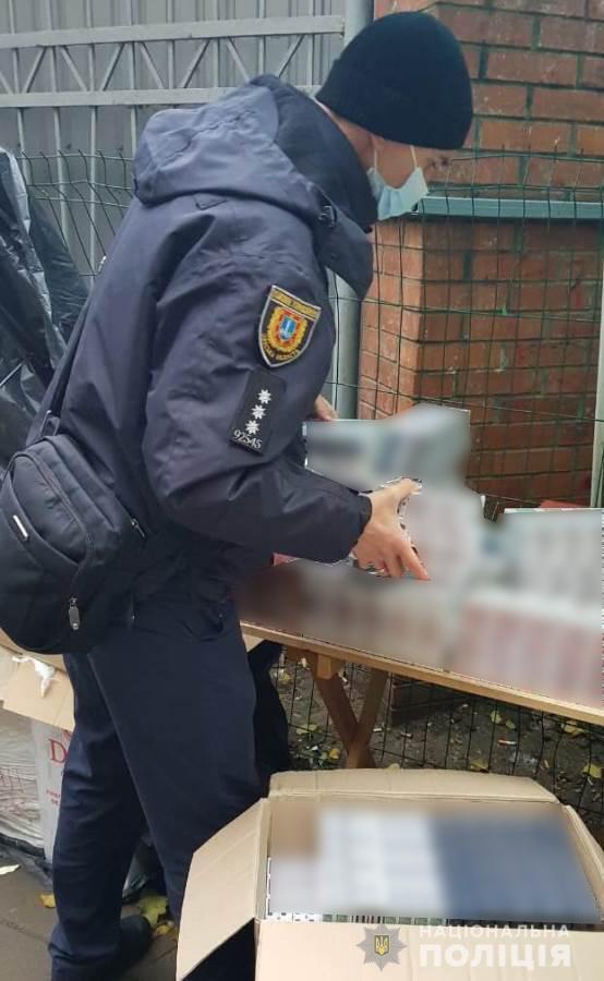 Одеські поліцейські притягують до відповідальності трьох торговців безакцизним тютюном