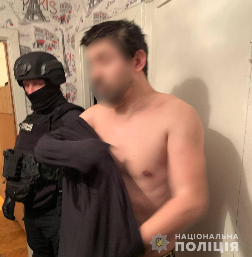Группу милиционеров и мирных жителей обвиняют в краже денег из квартиры киевлянин