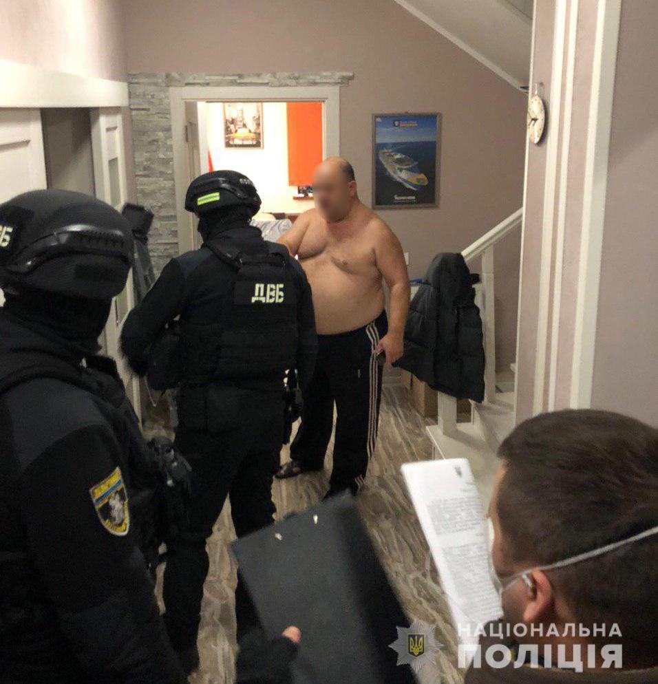 Группу милиционеров и мирных жителей обвиняют в краже денег из квартиры киевлянин