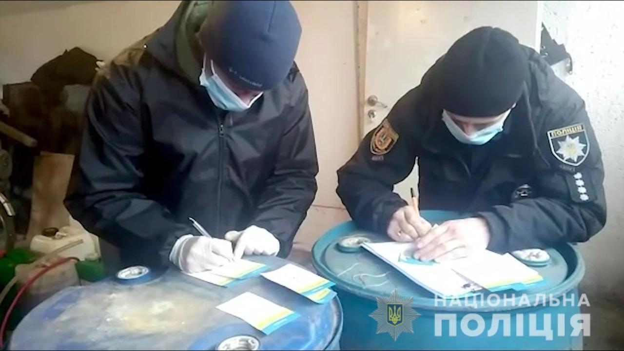 На Одещині правоохоронці виявили алкогольні напої та тютюнові вироби сумнівної якості більш ніж на 400 тисяч гривень