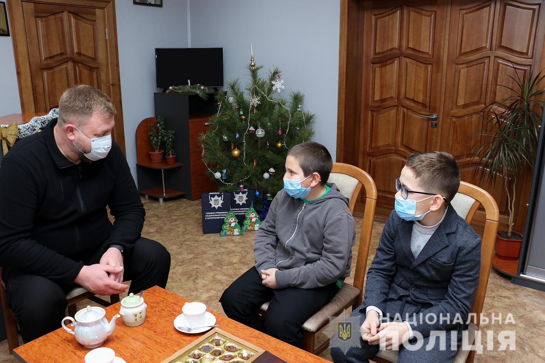 На Запоріжжі працівники поліції здійснили бажання двох маленьких мрійників