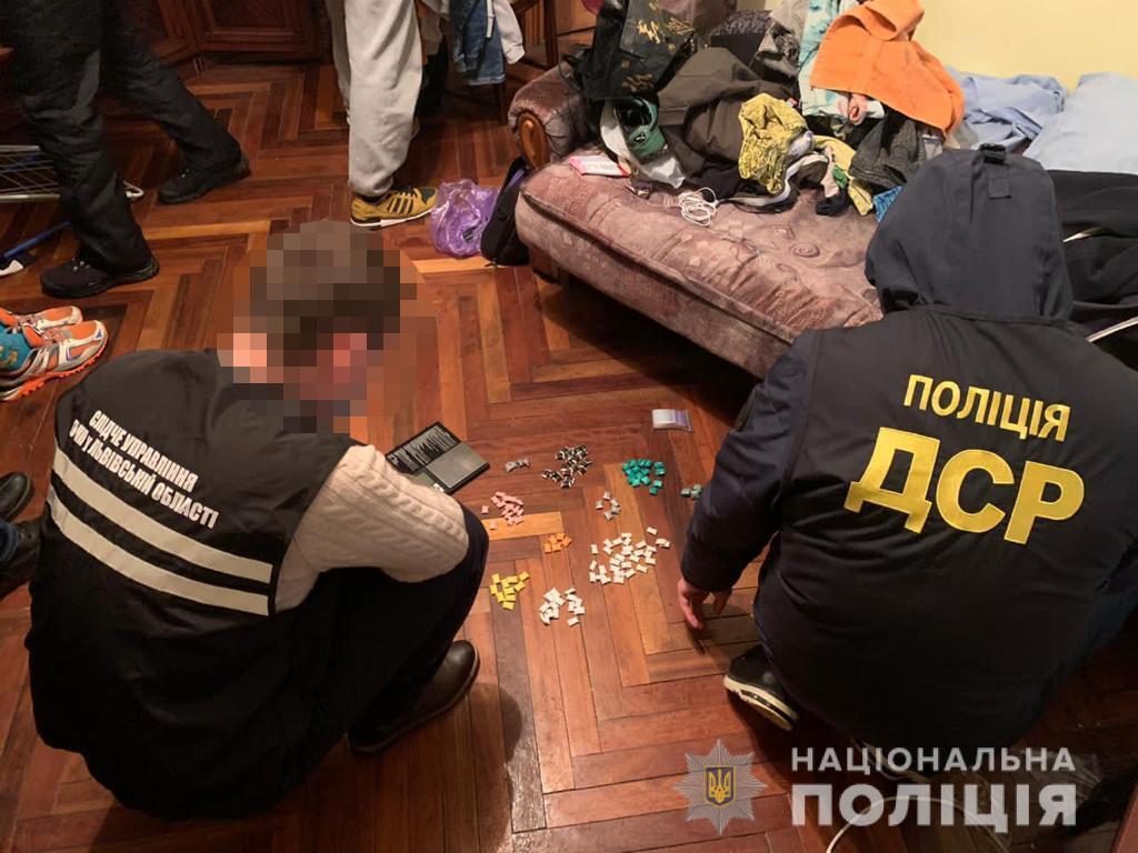 Львівські поліцейські знешкодили угруповання, яке розповсюджувало наркотики на території України
