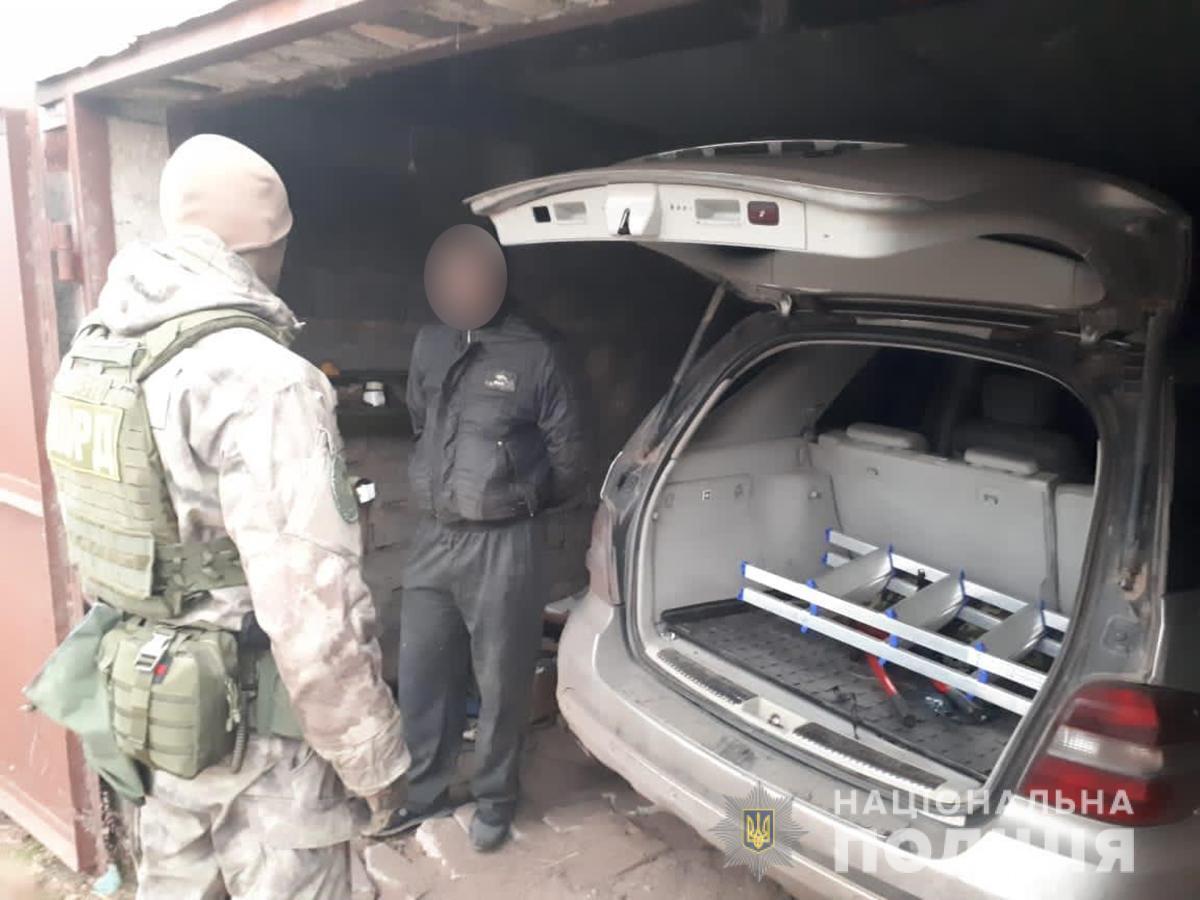 На Запоріжжі оперативники карного розшуку затримали зловмисників, які вночі напали на жінку в її будинку
