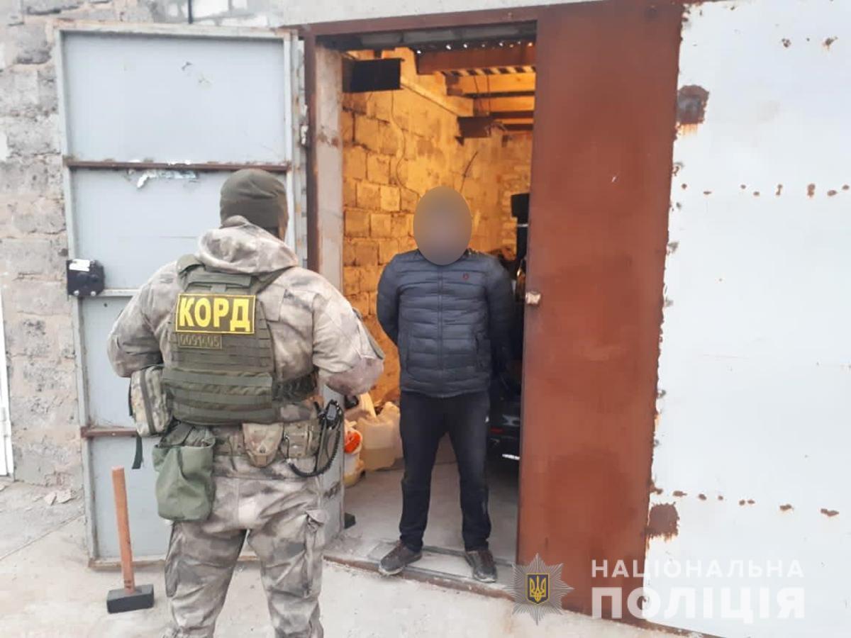 На Запоріжжі оперативники карного розшуку затримали зловмисників, які вночі напали на жінку в її будинку