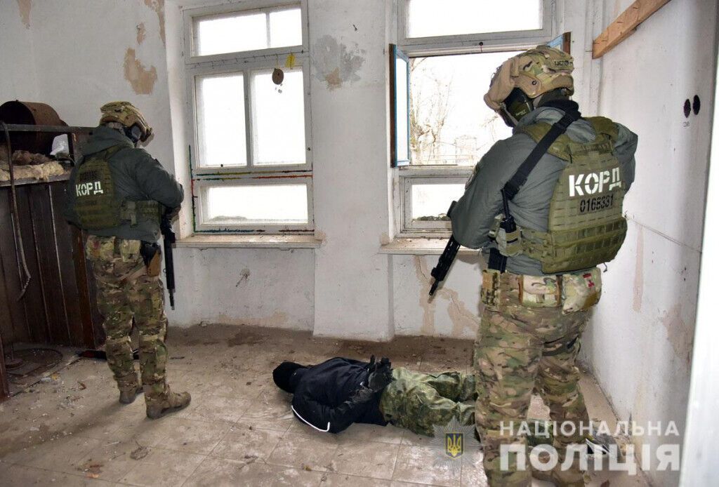 Поліція знешкодила озброєних злочинців і звільнила заручницю: навчальна спецоперація на Донеччині (ВІДЕО)