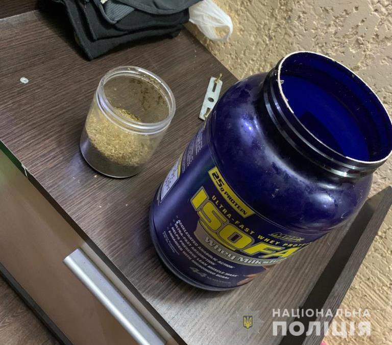 В Одесі поліцейські викрили місцевого чоловіка у незаконному вирощуванні конопель та виготовленні канабісу