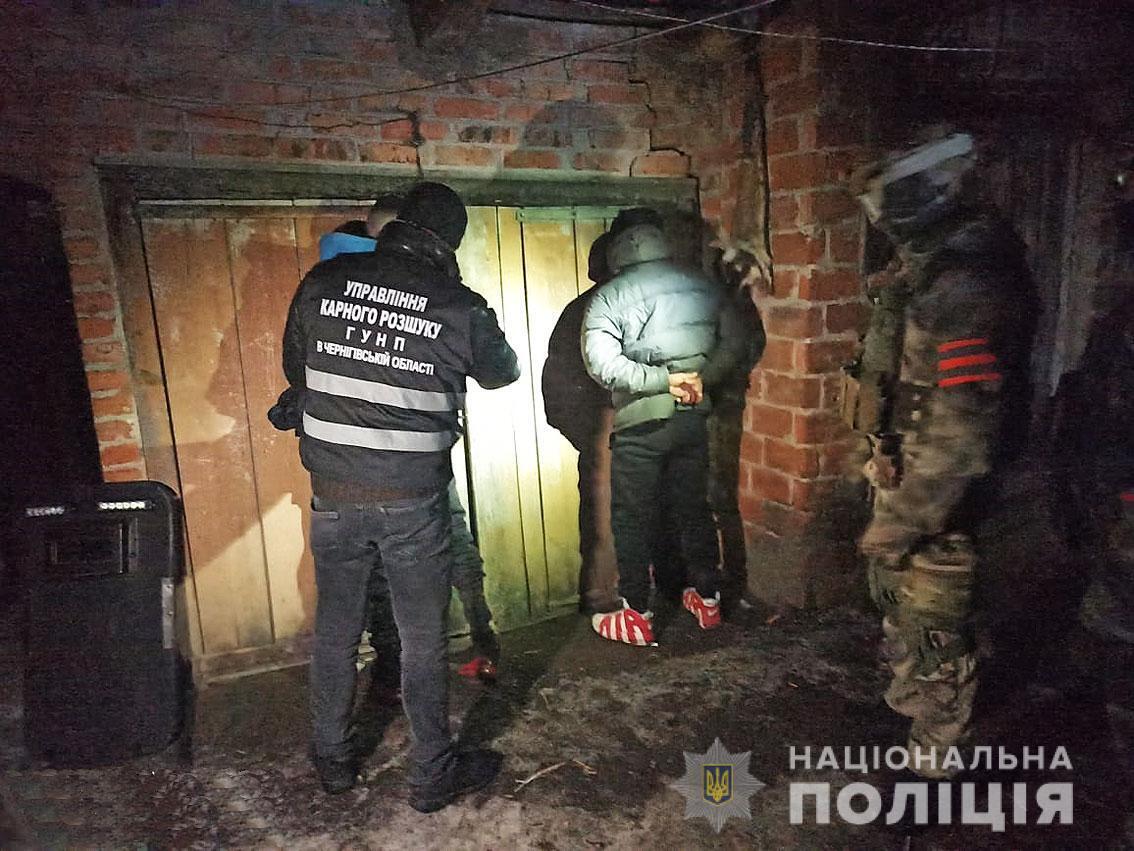 Поліція Чернігівщини затримала групу осіб за вбивство чоловіка заради заволодіння його авто