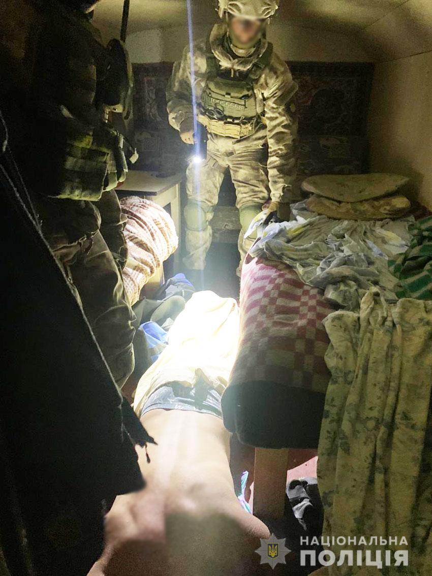 Поліція Чернігівщини затримала групу осіб за вбивство чоловіка заради заволодіння його авто