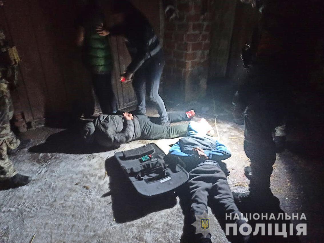 Поліція Чернігівщини затримала групу осіб за вбивство чоловіка заради заволодіння його авто