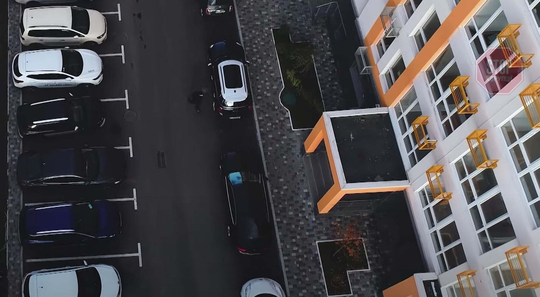  Паркуватись доводиться на дворі Фото: СтопКор