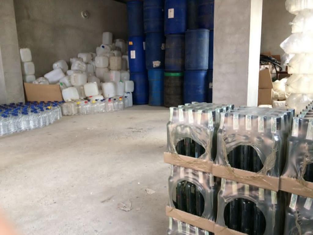 Незаконний збут алкогольних напоїв та тютюнових виробів – трьом особам повідомлено про підозру (ФОТО)