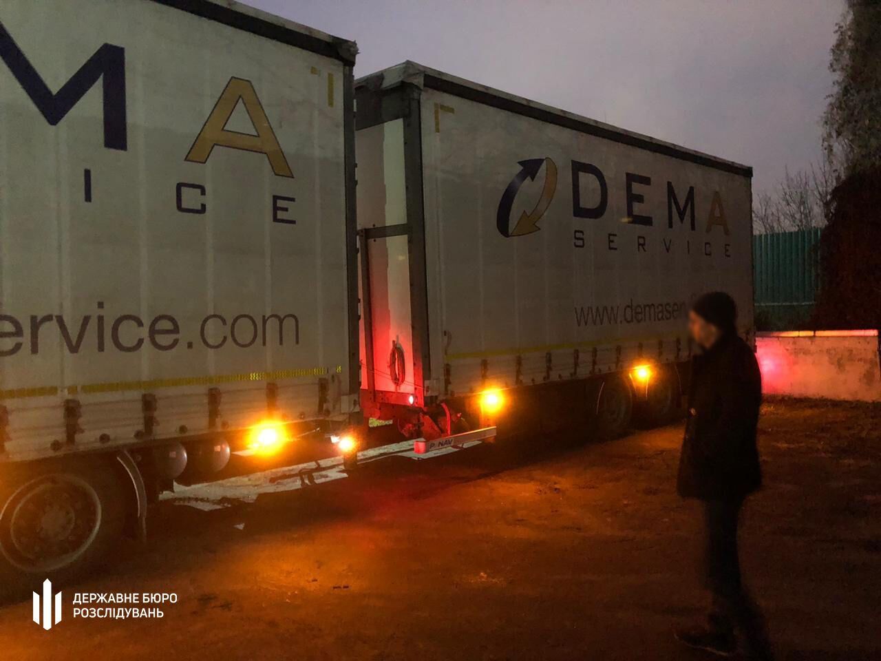 Слідчі та оперативники ДБР викрили контрабанду брендових товарів під виглядом штучних ялинок на понад 40 мільйонів гривень