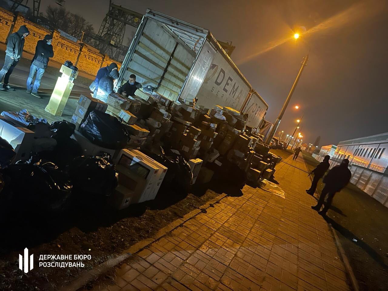 Слідчі та оперативники ДБР викрили контрабанду брендових товарів під виглядом штучних ялинок на понад 40 мільйонів гривень