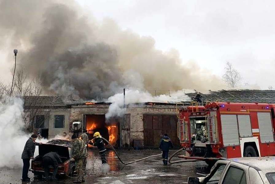 Чернігівська область: рятувальники ліквідували пожежу ремонтної майстерні автомобілів