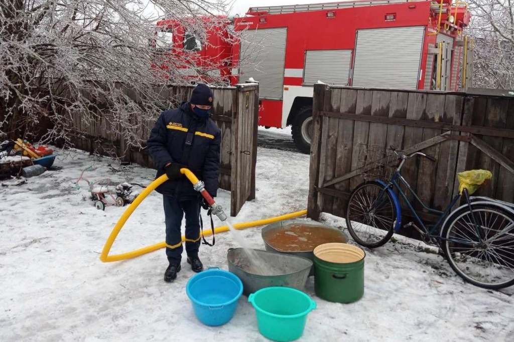 Рятувальники Чернігівщини надають допомогу по відновленню нормальних умов життєзабезпечення населення