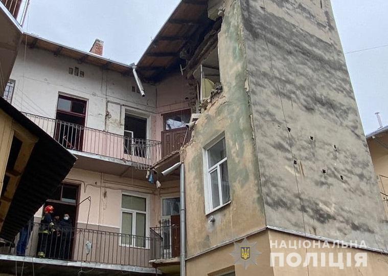 Поліцейські розслідують обставини вибуху в житловому будинку у Львові
