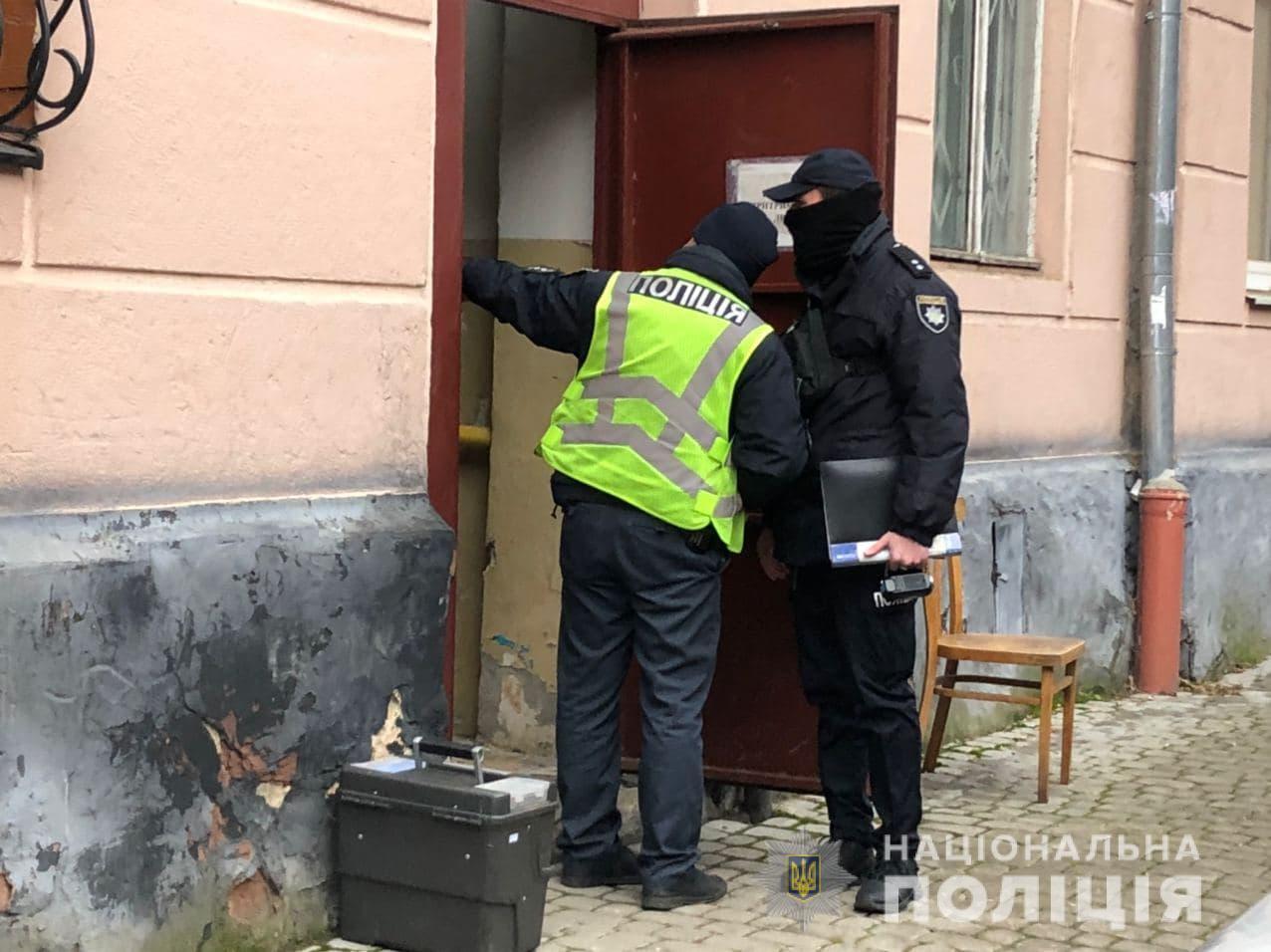 Поліцейські розслідують обставини вибуху в житловому будинку у Львові 