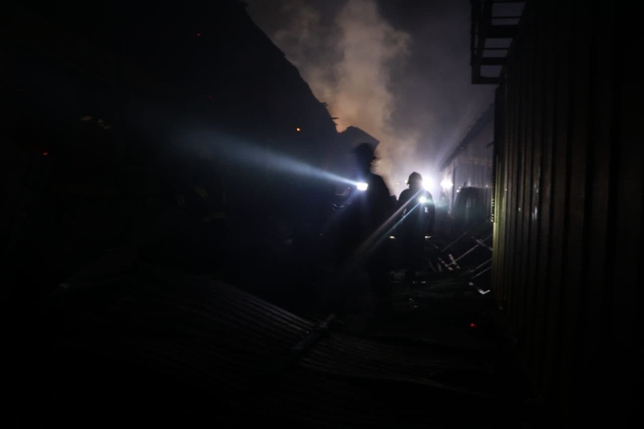 м. Київ: вогнеборці ліквідували пожежу в складському приміщенні