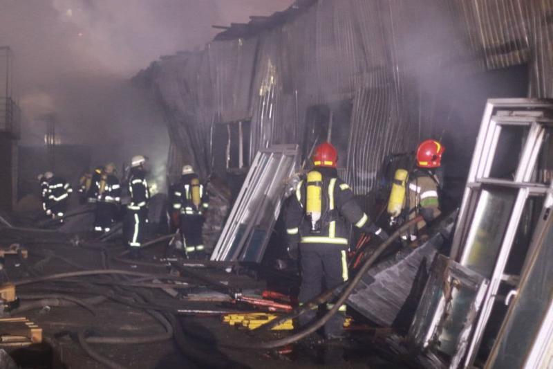 м. Київ: триває ліквідація пожежі в складському приміщенні