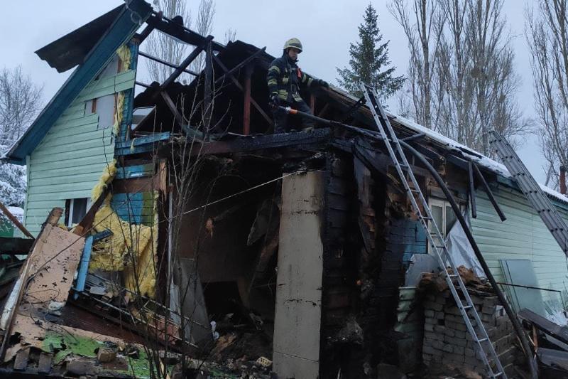 Київ: Вогнеборці ліквідували пожежу в 1-поверховій будівлі