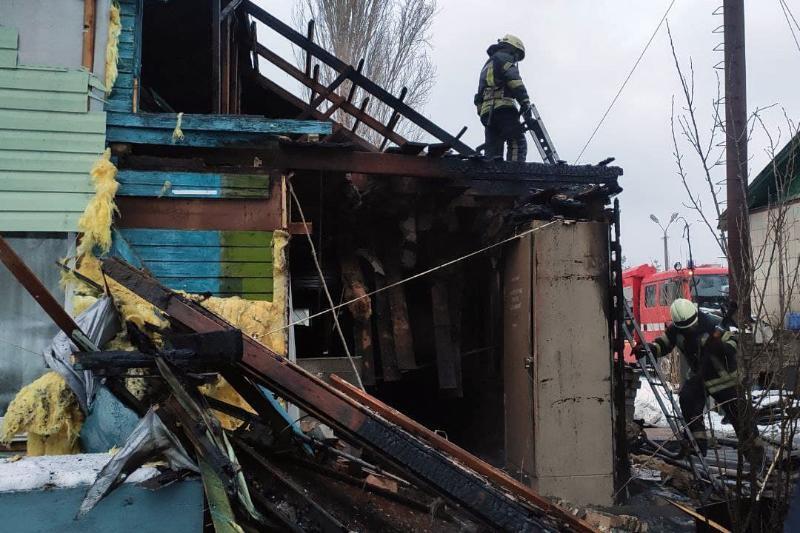 Київ: Вогнеборці ліквідували пожежу в 1-поверховій будівлі