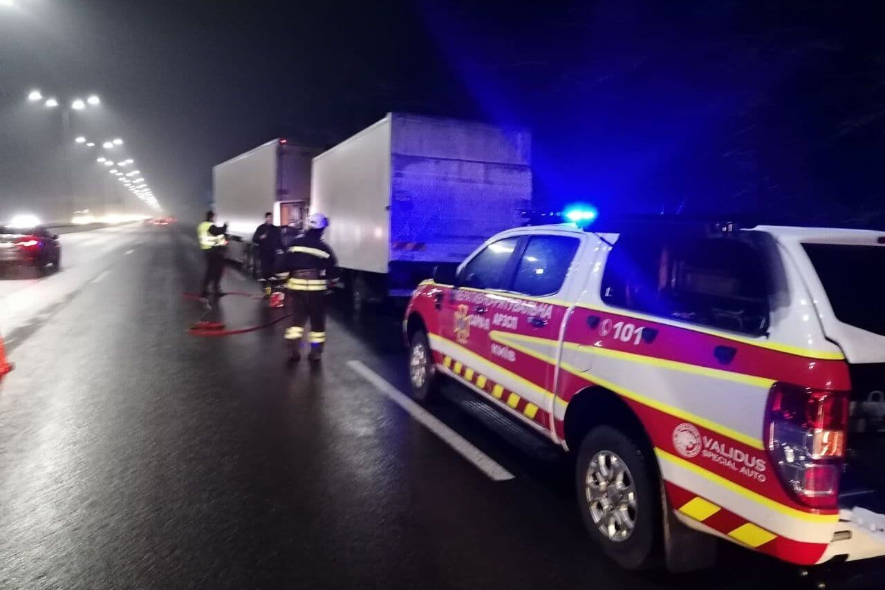 Київ: Рятувальники деблокували водія з понівеченого авто