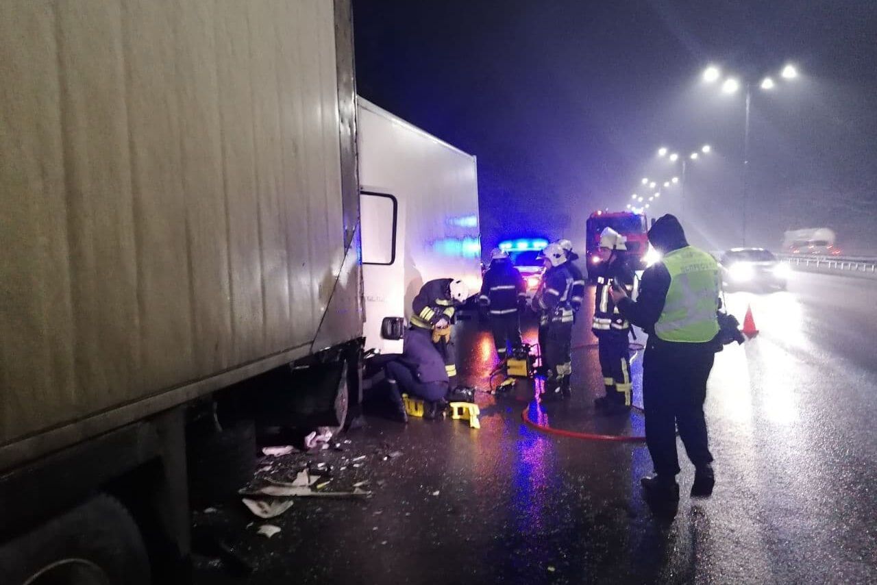 Київ: Рятувальники деблокували водія з понівеченого авто