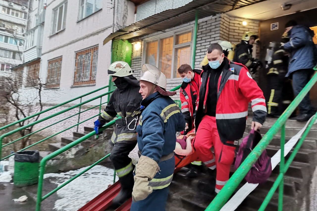 м. Київ: під час пожежі у квартирі врятовано жінку