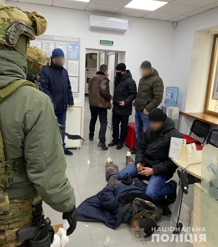 Поліцейські затримали чоловіка, який захопив трьох заручників у відділенні банку Маріуполя