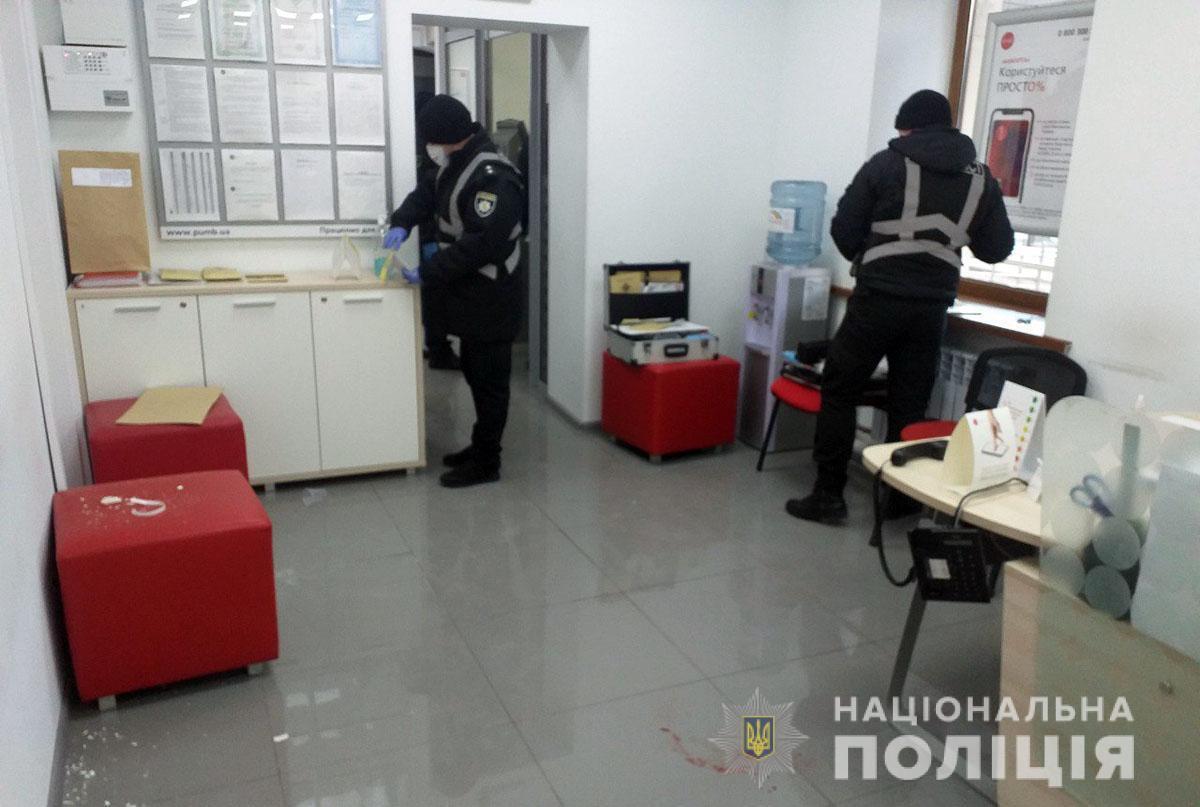 Поліцейські затримали чоловіка, який захопив трьох заручників у відділенні банку Маріуполя