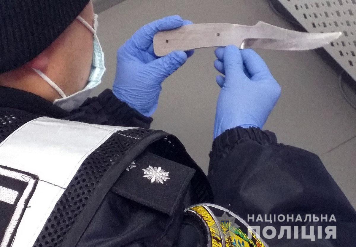 Поліцейські затримали чоловіка, який захопив трьох заручників у відділенні банку Маріуполя