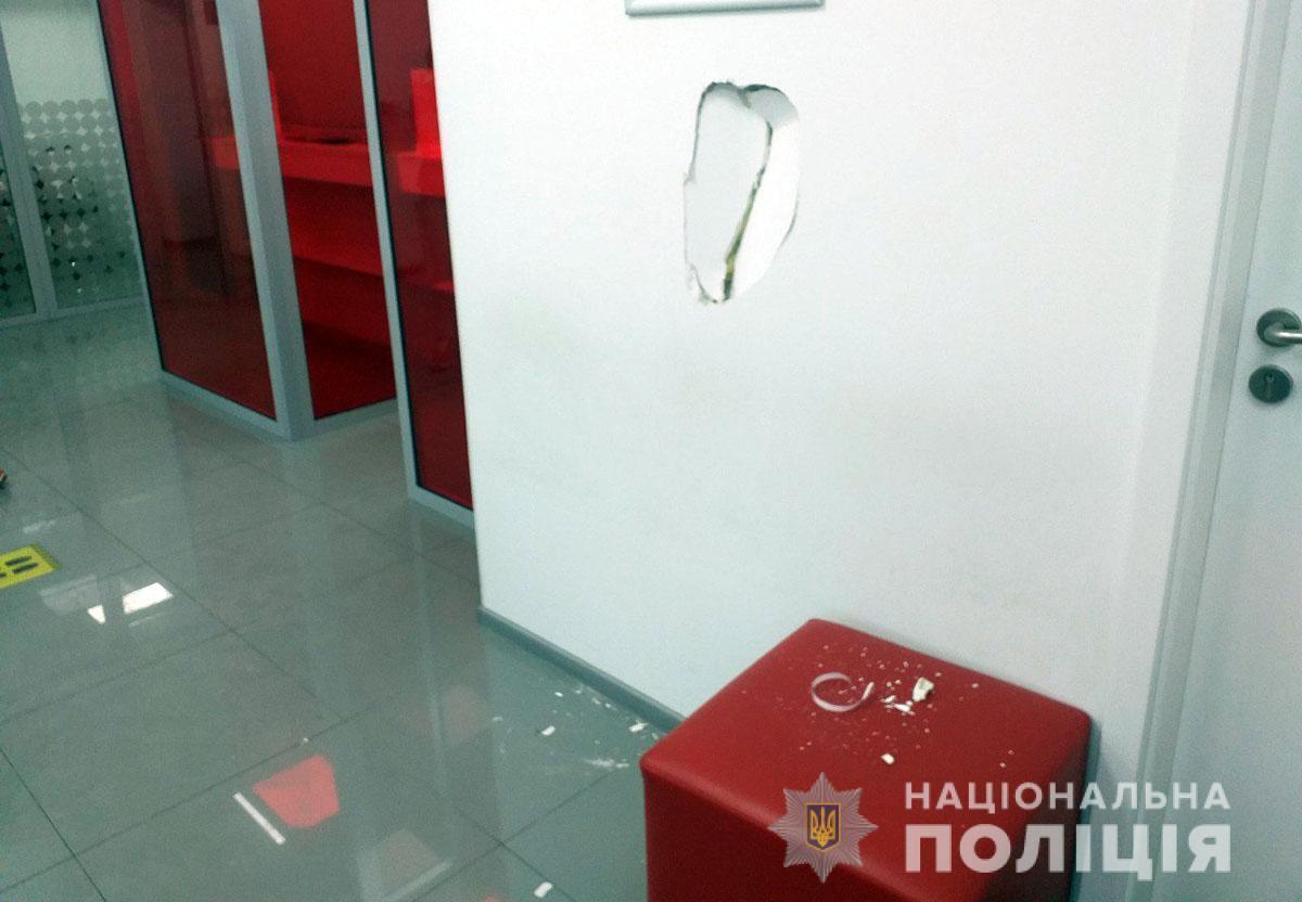 Поліцейські затримали чоловіка, який захопив трьох заручників у відділенні банку Маріуполя