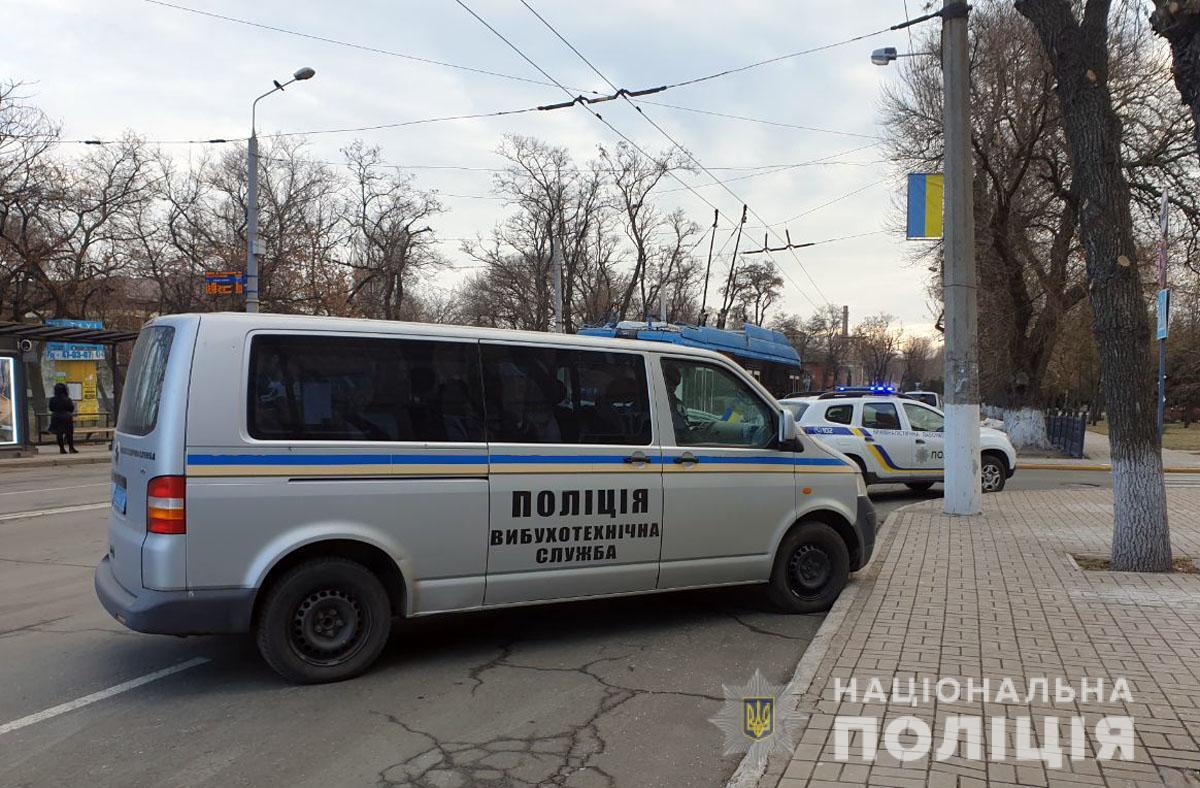 Поліцейські затримали чоловіка, який захопив трьох заручників у відділенні банку Маріуполя