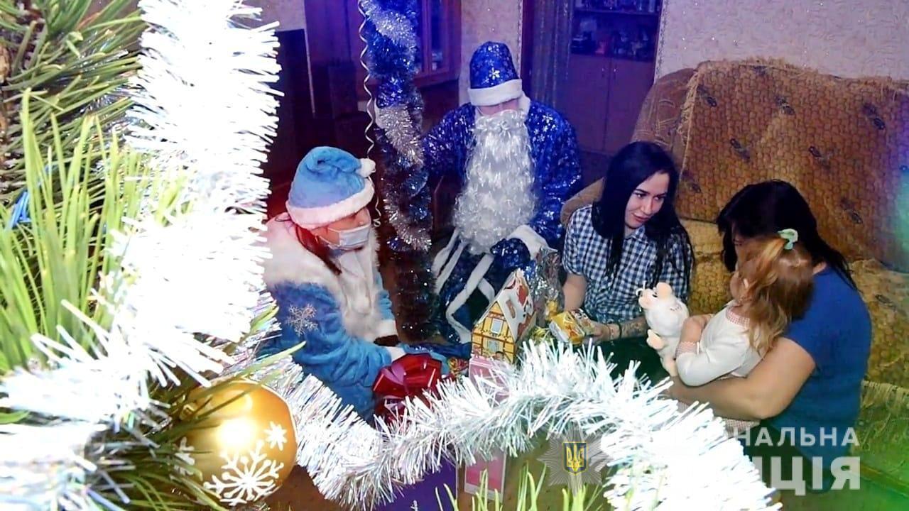 Поліцейські Одещини привітали з Новим роком дітей загиблих колег
