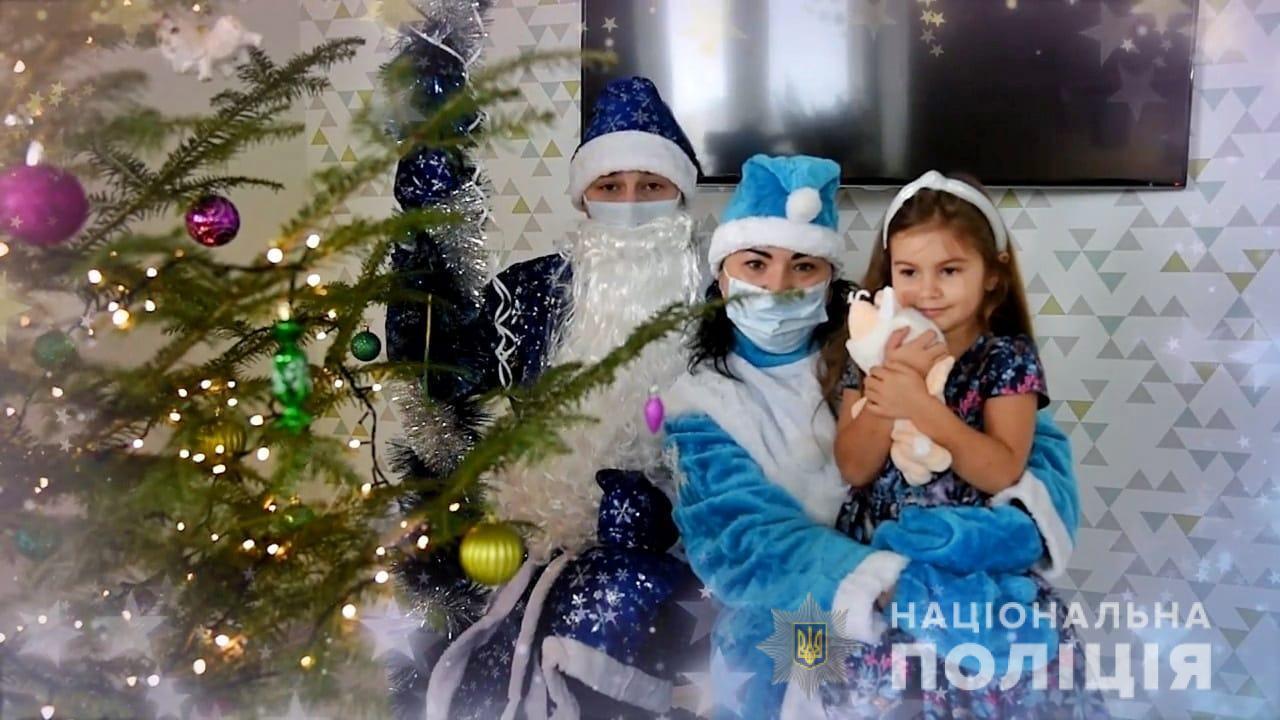 Поліцейські Одещини привітали з Новим роком дітей загиблих колег