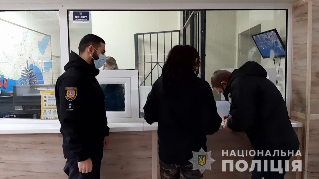Одеські поліцейські затримали 19-річну дівчину, яка на Дерибасівській завдала перехожому ножових поранень