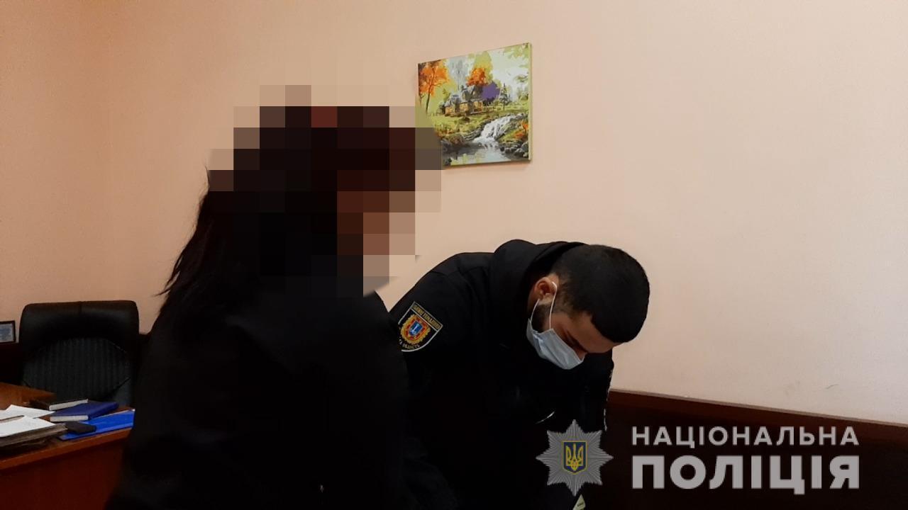Одеські поліцейські затримали 19-річну дівчину, яка на Дерибасівській завдала перехожому ножових поранень