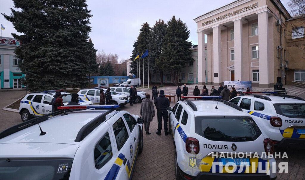 На Донеччині поліцейські офіцери громади отримали ключі від службових авто